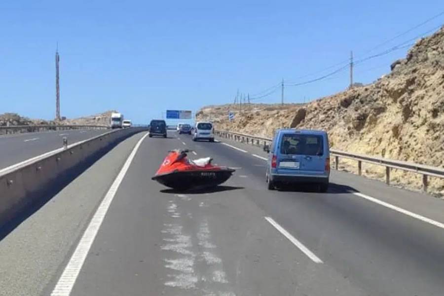Canarian Weekly Scare For Drivers Who Encounter A Jet Ski On The Tf 1 Motorway