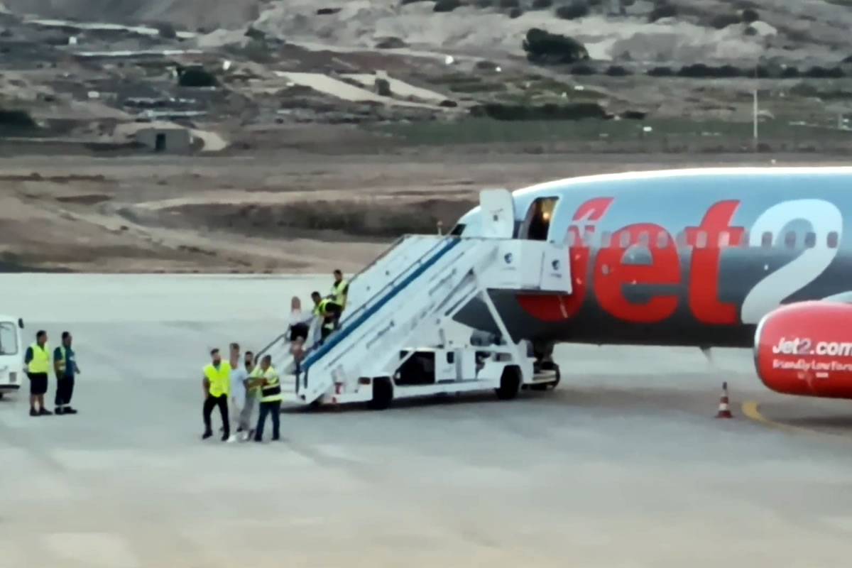 Canarian Weekly VIDEO Disruptive Jet2 passenger is tasered and