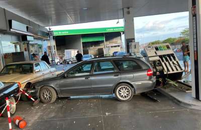 Car crashes into petrol pump in the south of Tenerife