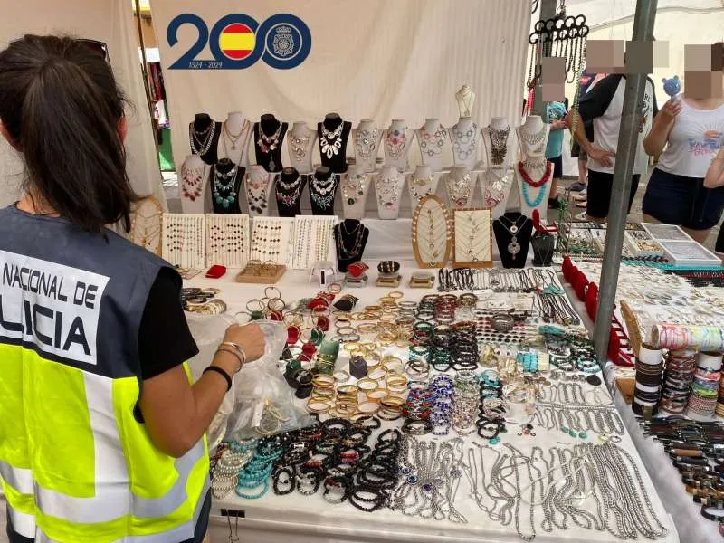 Five arrested at markets in the south of Tenerife for selling fake products